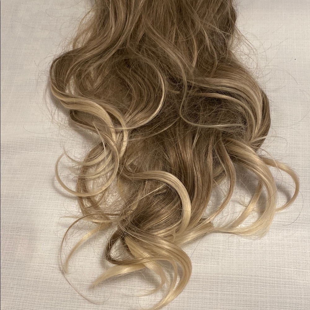 Women Synthetic Wigs Long Wavy Blond with Fluffy Air Bangs Light New Without Tag - Picture 3 of 11